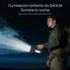Linterna de mano recargable Yesido TC12 iluminando de noche con 840 lúmenes