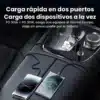 Cargador para carro Yesido Y69 cargando dos celulares a la vez en la consola del carro
