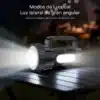 Luz lateral de gran angular de la linterna de mano recargable Yesido TC12 sobre una mesa de camping