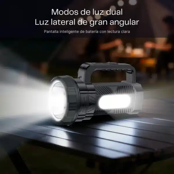 Luz lateral de gran angular de la linterna de mano recargable Yesido TC12 sobre una mesa de camping