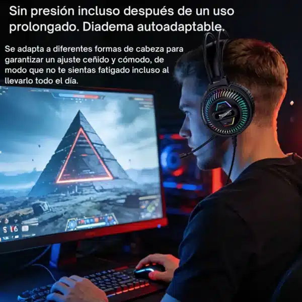 Jugador usando los audífonos gamer con micrófono Yesido EK06 frente a la PC