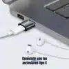 Adaptador OTG Joyroom conectando audífonos USB-C a un puerto USB-A estándar para audio digital.