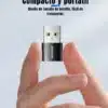 Vista del tamaño ultra compacto del adaptador USB-A a USB-C Joyroom sostenido entre los dedos.
