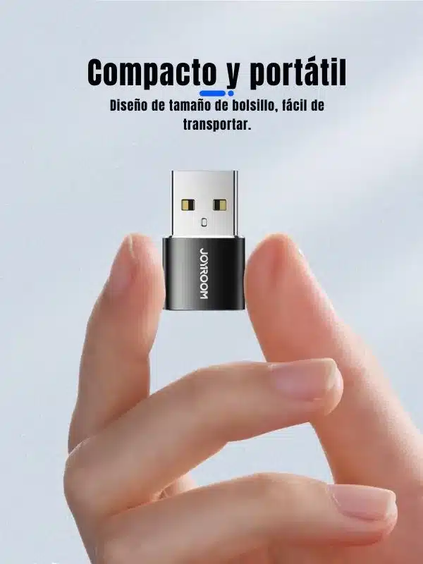 Vista del tamaño ultra compacto del adaptador USB-A a USB-C Joyroom sostenido entre los dedos.