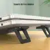 muestra laptop en un escritorio con un mini soporte plegable marca USAMS