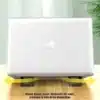 muestra portatil con soporte plegable usams y el diseño de circulacion de aire al usar el soporte