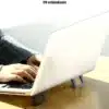 persona trabajando con laptop con un soporte plegable USAMS