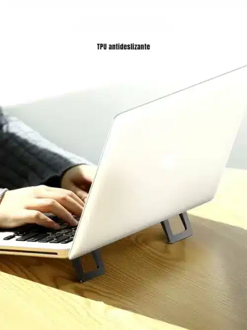 persona trabajando con laptop con un soporte plegable USAMS