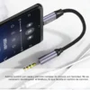 Adaptador jack tipo C Yesido YAU19 conectando audífonos al celular