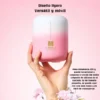 Mano sosteniendo el parlante Bluetooth portátil Remax Aircity rosado de solo 239 g