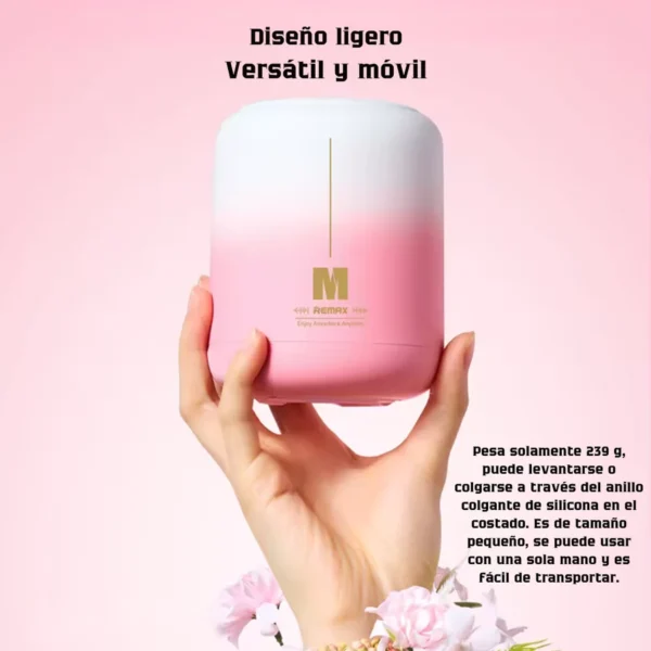 Mano sosteniendo el parlante Bluetooth portátil Remax Aircity rosado de solo 239 g
