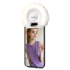 Aro de luz para celular Yesido DH13 Aro de luz para celular Yesido DH13 con clip puesto sobre un smartphone, luz cálida encendida