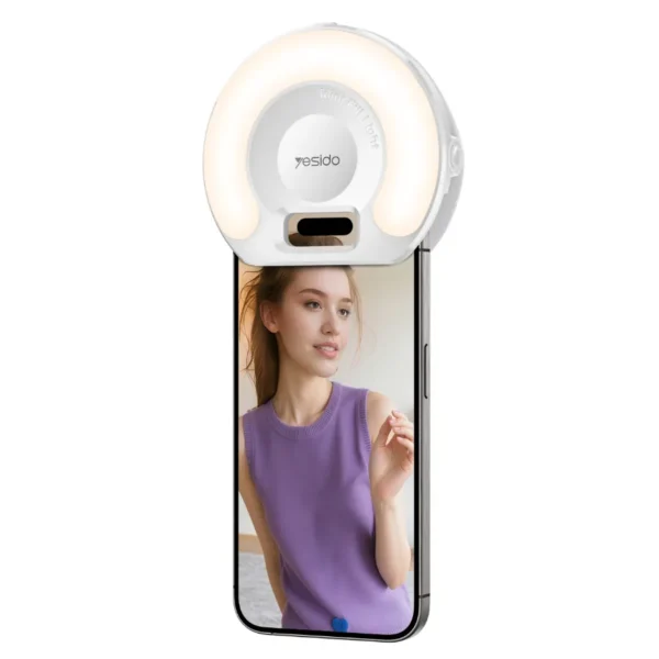 Aro de luz para celular Yesido DH13 Aro de luz para celular Yesido DH13 con clip puesto sobre un smartphone, luz cálida encendida