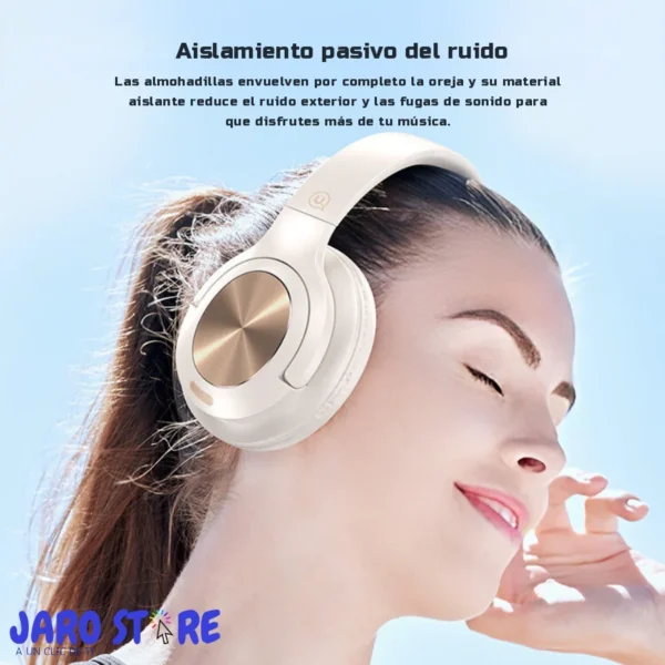 Mujer usando los audífonos de diadema plegables Usams YH21 beige con aislamiento pasivo del ruido