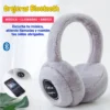 Audífonos de peluche grises con distintivo lateral y una imagen de un teléfono reproduciendo música.