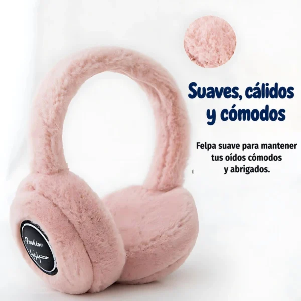 Audífonos de peluche rosados con una ampliación circular de su textura y el texto Suaves, cálidos y cómodos.