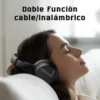 Audífonos Remax RB-660HB con cable o inalámbricos Mujer descansando con los audífonos Remax RB-660HB de doble función con cable e inalámbrica