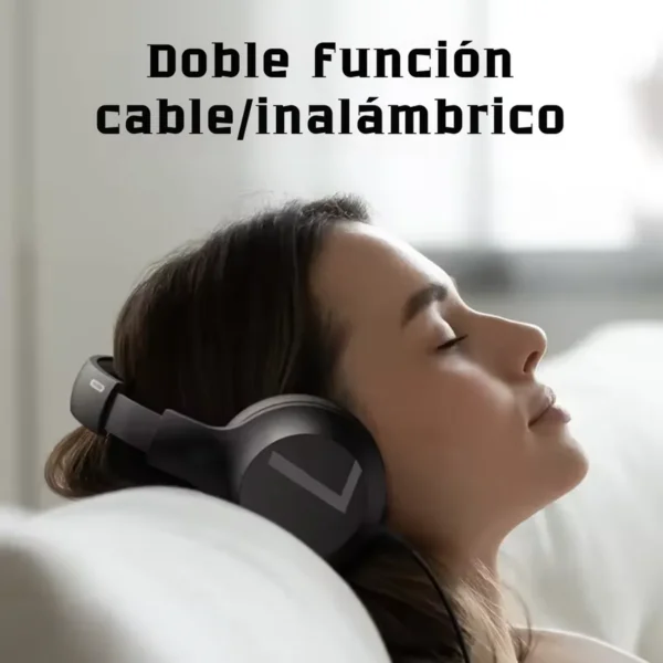 Audífonos Remax RB-660HB con cable o inalámbricos Mujer descansando con los audífonos Remax RB-660HB de doble función con cable e inalámbrica