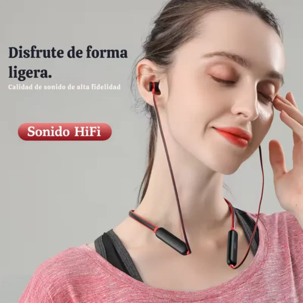 Audífonos Remax RX-S100 sonido HiFi en uso Mujer escuchando música con los audífonos Bluetooth de cuello Remax RX-S100 con sonido HiFi