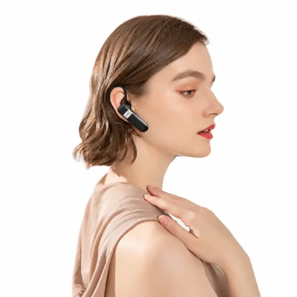 Mujer usando el manos libres Bluetooth Remax RB-T36 negro en la oreja
