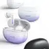 Se muestran cuatro estuches de carga para audífonos inalámbricos con doble micrófono ENC Usams en degradado blanco, negro y morado sobre una superficie blanca, con un estuche abierto que muestra los auriculares en su interior.