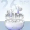 Un par de Audifono inalámbricos con doble micrófono ENC Usams en color blanco con detalles en azul descansan en un estuche de carga abierto, mientras que "26 hrs" en el fondo muestra su impresionante duración de batería.