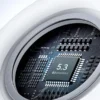 Primer plano de un microchip Bluetooth 5.3 en un marco metálico circular sobre una placa de circuito, perfecto para alimentar los Audifono inalámbricos con doble micrófono ENC Usams y otros dispositivos de audio inalámbricos.
