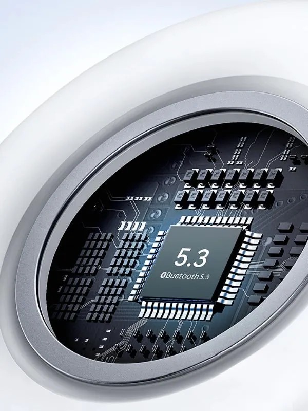 Primer plano de un microchip Bluetooth 5.3 en un marco metálico circular sobre una placa de circuito, perfecto para alimentar los Audifono inalámbricos con doble micrófono ENC Usams y otros dispositivos de audio inalámbricos.