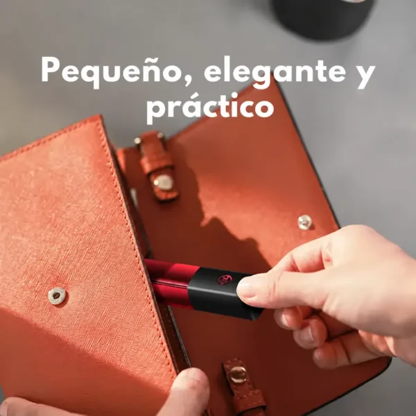 Mini power bank Remax RPP-299 en la cartera Mano guardando la mini power bank Remax RPP-299 en una cartera, pequeña y práctica