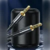 Cable auxiliar para carro Toocki con conectores jack 3.5 mm dorados junto a un parlante