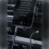Cable auxiliar para carro Toocki conectando el celular a la entrada AUX del radio del vehículo
