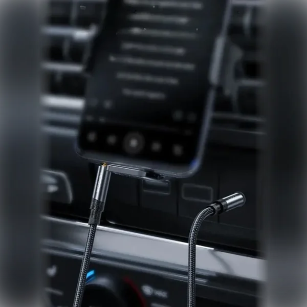 Cable auxiliar para carro Toocki conectando el celular a la entrada AUX del radio del vehículo