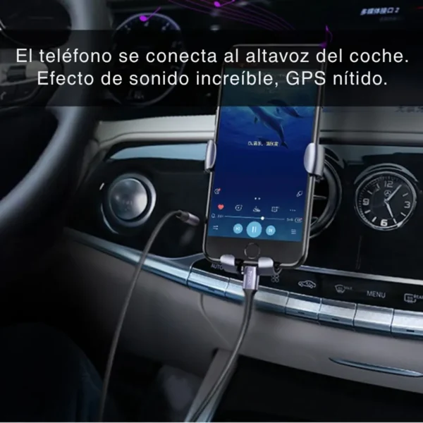 Cable auxiliar tipo C conectando el celular al radio del carro