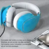 Cable auxiliar tipo C a 3.5 mm conectando audífonos al celular