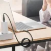 Cable magnético enrollable Toocki Tipo C cargando una laptop desde un cargador de pared