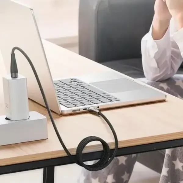 Cable magnético enrollable Toocki Tipo C cargando una laptop desde un cargador de pared