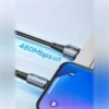 Cable iPhone USB Toocki conectado a laptop y iPhone transfiriendo datos a 480 Mbps