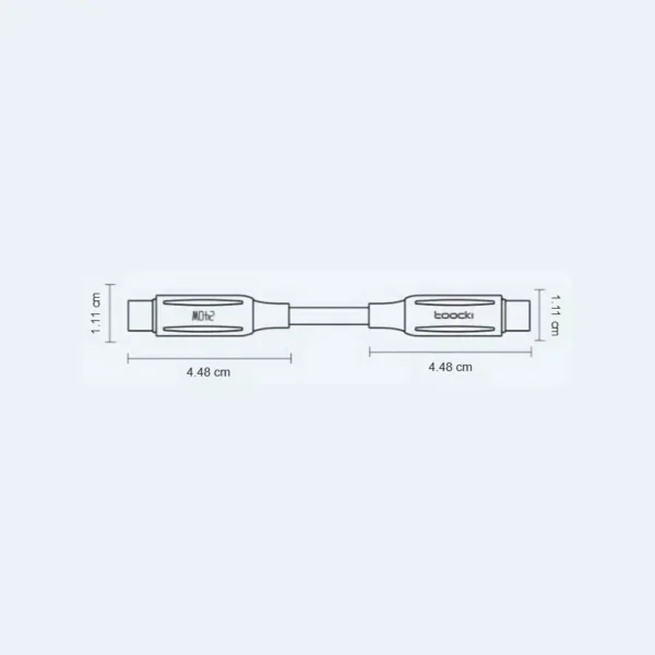 Medidas de los conectores del cable PD 240W Toocki: 4.48 cm de largo y 1.11 cm de ancho