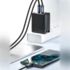 Cable tipo C a tipo C 100W Toocki conectado a un cargador de pared cargando un celular