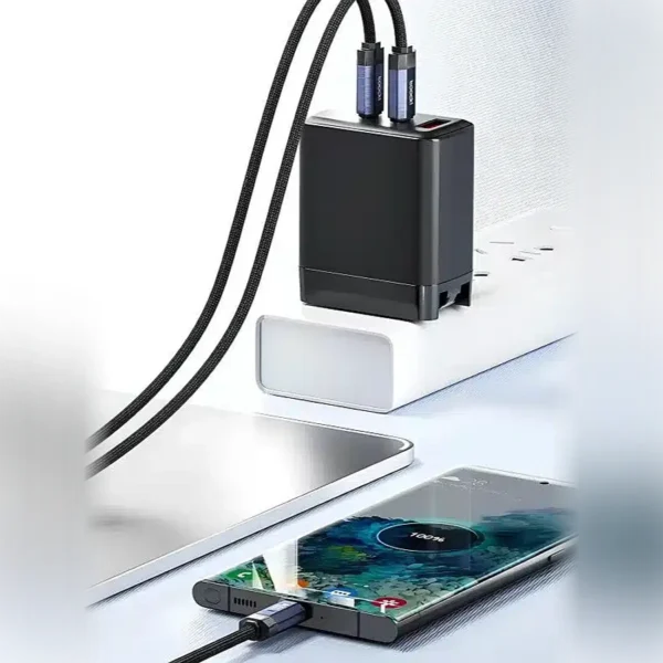 Cable tipo C a tipo C 100W Toocki conectado a un cargador de pared cargando un celular