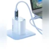 Cable USB C con pantalla digital Toocki cargando una laptop Cable USB C con pantalla digital Toocki conectado a un cargador cargando una laptop