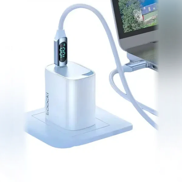 Cable USB C con pantalla digital Toocki cargando una laptop Cable USB C con pantalla digital Toocki conectado a un cargador cargando una laptop