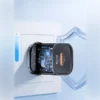 Cargador 33W GaN Toocki conectado a un tomacorriente de pared