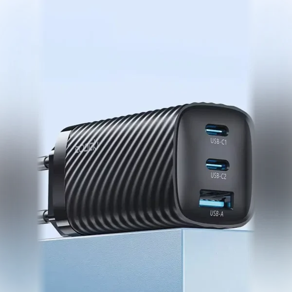 Cargador 65W GaN Toocki puertos USB-C y USB-A Puertos USB-C1, USB-C2 y USB-A del cargador 65W GaN Toocki