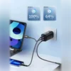 Cargador 65W GaN Toocki cargando laptop, tablet y celular Cargador 65W GaN Toocki conectado a la pared cargando tablet, celular y laptop a la vez