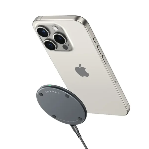 Cargador inalámbrico Usams CD223 con iPhone iPhone apoyado sobre el cargador inalámbrico Usams CD223 de 15W con su cable conectado