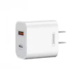 Cargador USB y tipo C 20W Remax RP-U68 vista del producto Cargador USB y tipo C Remax RP-U68 de 20W blanco con puertos USB-A y USB-C y enchufe tipo americano