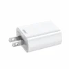 Cargador USB carga rápida Remax RP-U72 22.5W vista del enchufe Cargador USB carga rápida Remax RP-U72 de 22.5W color blanco con enchufe tipo americano