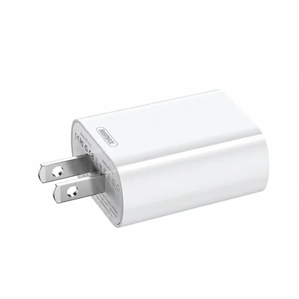 Cargador USB carga rápida Remax RP-U72 22.5W vista del enchufe Cargador USB carga rápida Remax RP-U72 de 22.5W color blanco con enchufe tipo americano