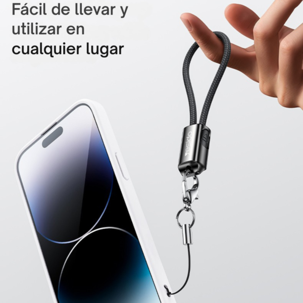 Cable llavero Yesido CA178 fácil de llevar Cable llavero Yesido CA178 sostenido en la mano junto a un iPhone, fácil de llevar a cualquier lugar